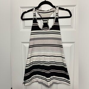 Lululemon Tank size 10. Very gently used!